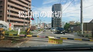 JR 松山駅の近郊の踏切で、特急宇和海が通過。❗