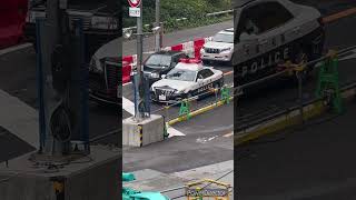 大阪駅前で左折するパトカー（大阪府警察）