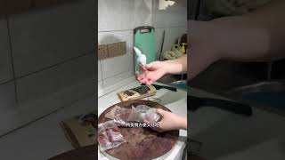 在家实现卤黑鸭 自由，做法简单 甜甜的麻麻辣辣 是一毛一样....真的太好吃了，学会可以原地出摊了！麻辣鲜香 卤味  妈呀太香了 好吃到停不下来