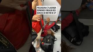 Passageira é flagrada dormindo embaixo dos bancos do metrô de SP