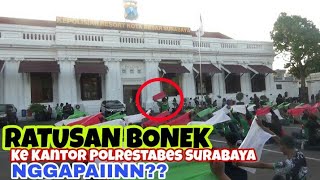 Bonek sudah banyak Berubah | Ratusan Bonek ajak Polisi Bagi-bagi Takjil di Depan Mapolrestabes Sby