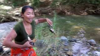 Survival skills: Catch crabs in river flow boiled on clay for food - Cooking crabs eating delicious