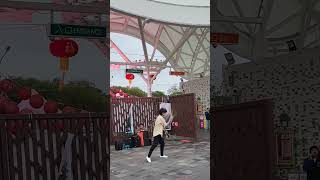 The Diabolo 扯鈴 Busker...he really knows how to use a \