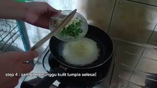 wirausahawan muda membuat kripkulum (kripik kulit lumpia)