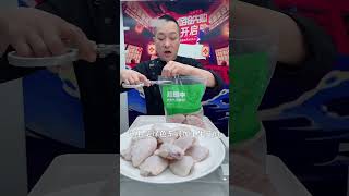 【#郝大厨美食】新鲜的鸡翅是什么样的?一定是这种米黄色,不是煞白的颜色。老郝为您准备的鸡翅是正儿八经农家散养,谷饲饲养的原切鸡翅。做可乐鸡翅、炸鸡翅都好吃!#鸡翅 #炸鸡翅 #美食 #鸡翅中