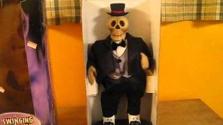 Gemmy - Hip Swinging Skeleton (Video)