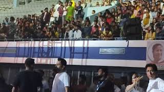 Sunidhi chauhan's Entry time#Sunidhi chauhanLive At kolkata #LAKSHYA7  @NetajiIndoorStadium #sunidhi