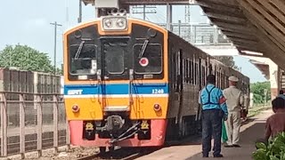 ขบวนรถด่วนดีเซลรางที่72 ขณะออกจากสถานีรถไฟนครราชสีมา