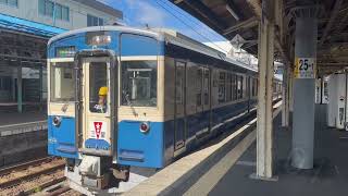 えちごトキめき鉄道 妙高はねうまライン　ET127系V8編成横須賀色　妙高高原行　直江津駅発車