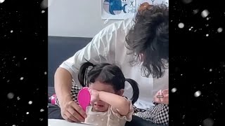does he look like V 🥰 V style her cute daughter hair 👧but she doesn't like it 😭