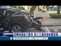 自小客車迴轉撞重機 騎士連人帶車噴飛再撞上路邊休旅車! 騎士當場沒了呼吸心跳 