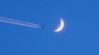 夕暮れの月と飛行機