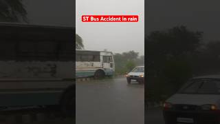 A GSRTC ST Bus met with an accident on Bharuch - Ankleshwar road during heavy rainfall #accident