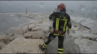 Rimini ritrovati i corpi dispersi in mare. Due nella scogliera, uno trascinato dalla corrente