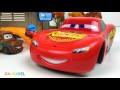 RAYTO CONSTRUYE UN RAYO MCQUEEN LISTO PARA CARRERAS CON LA AYUDA DE MATE Y RAYO DISNEY PIXAR CARS 3