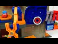 RAYTO CONSTRUYE UN RAYO MCQUEEN LISTO PARA CARRERAS CON LA AYUDA DE MATE Y RAYO DISNEY PIXAR CARS 3
