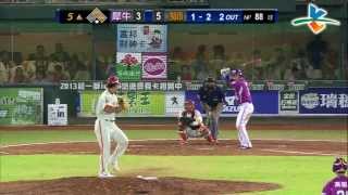 20130720 CPBL 犀牛 VS 獅 5上 胡金龍遭郭俊佑接殺出局