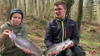 Forellen und Saiblings Fischen am Weiher