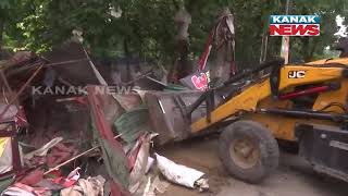 Lucknow Municipal Corporation Runs Bulldozer On Illegal Encroachment Outside Samajwadi Party Office