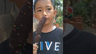 faqih makan es coklat