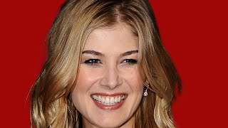 Rosamund Pike Shows Off Her Actual Size In A New Photo