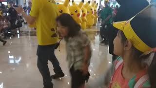 LUCUNYA POKEMON PIKACHU JALAN BERBARIS KELILING MENYAPA PENGUNJUNG KOTA KASABLANKA