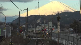 前方に富士山が壁のように聳える御殿場線の駿河小山駅～足柄駅間を走行する211系の前面展望