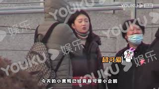 酷的追星日记 20201214 周冬雨街上拍摄微电影 与人热聊状态佳