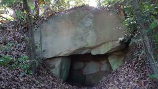 天井石に大きなひびがある石室　奈良県御所市の條庚申塚古墳　Jo-Koshinzuka Burial Mound