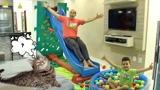 LUCAS E PAPAI BRINCAM NO ESCORREGADOR GIGANTE DENTRO DE CASA