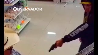 Tentou assaltar uma loja, mas não reparou no cowboy. Arrependeu-se