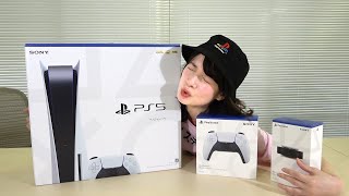 本日発売！ＰＳ５と宇内梨沙が初対面！