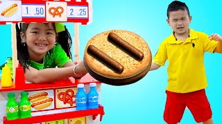 Jannie and Alex Pretend Play Selling Food Toys