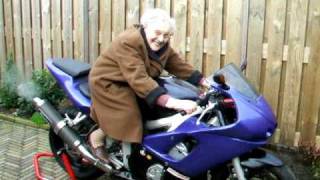 Oma van 92 jaar geeft gas op een Yamaha R6 (R.I.P 15-10-2009)