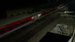 This Is Dangerous!Patna Rajdhani Blasts Through Ahraura Road At 130Kmph