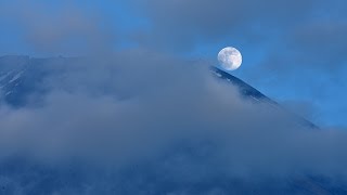 朝霧高原で富士山頂剣が峰から満月が昇るパール富士、赤富士も撮れました。