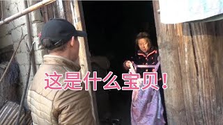 老刘称她好漂亮的村嫂竟拿岀三件宝物，就很相信老刘，没抬上价来【老刘收藏之路】