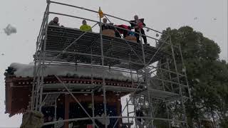 「粟嶋神社、だんごまき、だんごをまく」無病息災願う。室町時代(約四百年前)、疫病がはやった際、神社に米を供えたところ治まり、そのお礼として米を団子にしてまいたのが始まりとの事。福井市 上細江町。