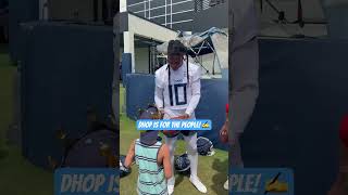 DHop sign autographs and snaps a photo with some fans after #Titans practice ⚔️ #titans #shorts