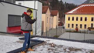 Brcanje žoge iz strehe jedilnice na igrišče