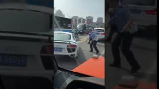 面对交警执法，居然撞向交警