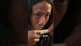 原始部落佐埃人，每个人都要在下巴处插上一节木棍