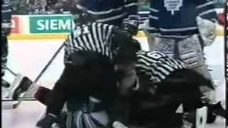 Hockeyfighters.cz  Chara treats McCabe like a ragdoll.wmv