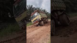 Mobil Truck Canter 125 Ps Nyaris terbalik,Ajaib Bisa Selamat ‼️🔥 #truck #trukoleng #funny #amazing