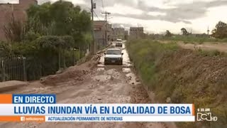 Lluvias inundan una vía en la localidad de Bosa, en Bogotá.
