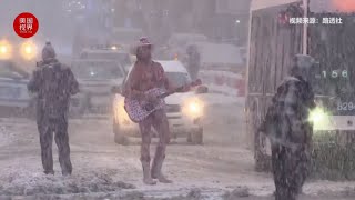 纽约降雪20英寸 裸体牛仔时报广场大秀肌肉