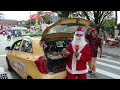 así es el taxi navideño de medellín