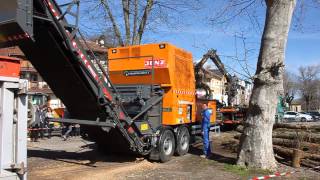 Démonstration de broyage de bois avec un broyeur mobile.