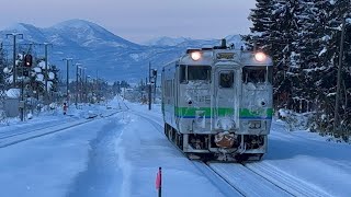 冬の東滝川駅を発着する普通列車2472Ｄと2473Ｄ、通過をする富良野貨物［@JR北海道根室本線］ #JR北海道 #根室本線 #キハ40 #DF200 #鉄道 #普通列車 #REDBEAR #発着