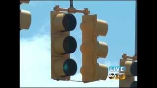 How does MDOT determine when traffic lights go into flash mode?